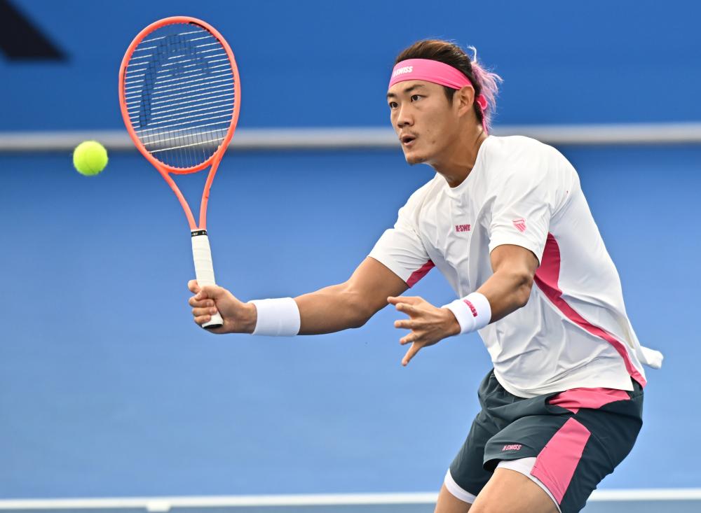 皇马因战术分歧和防守问题表现不稳定，哈维·阿隆索与球员矛盾缓和但压力仍大，需加速抢分以夺冠。